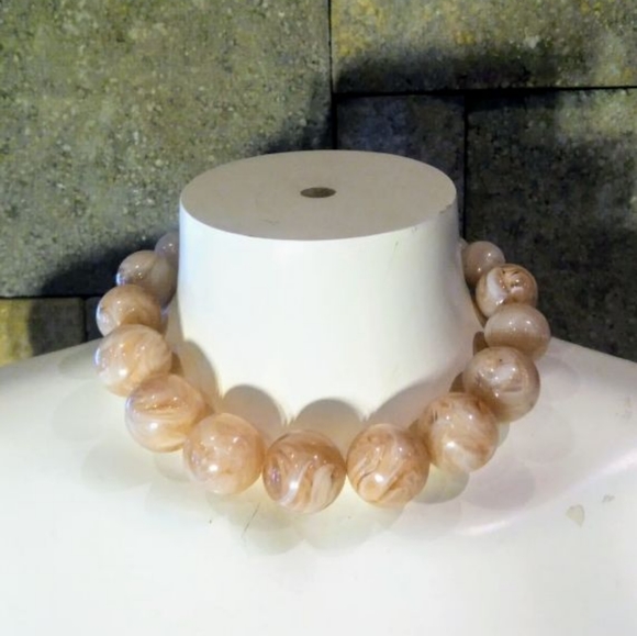 Pink marbled lucite, gold tone choker/. Necklace. Vintage mid century - Picture 10 of 14